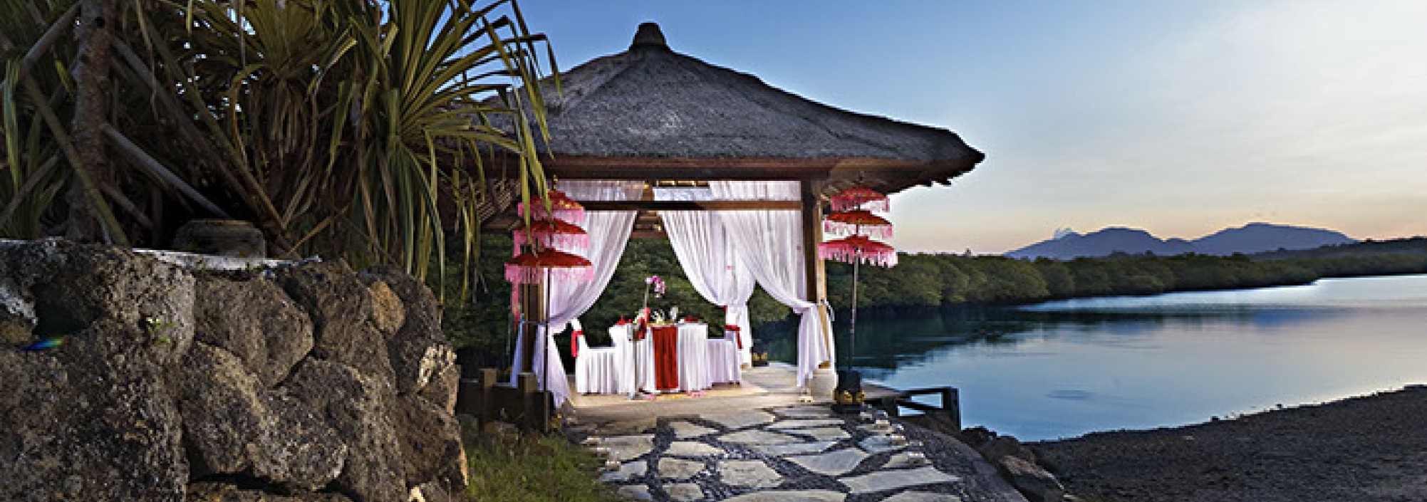 mimpi-resort-candle-light-dinner-balitravel