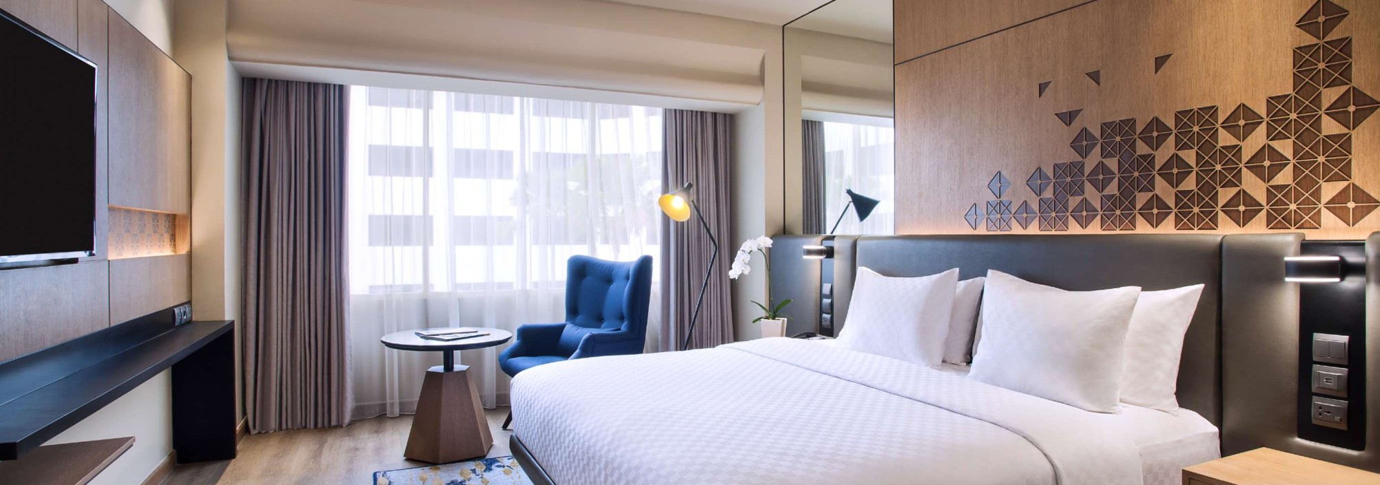 superior-queen-size-bed-mercure-jakarta-batavia-balitravel