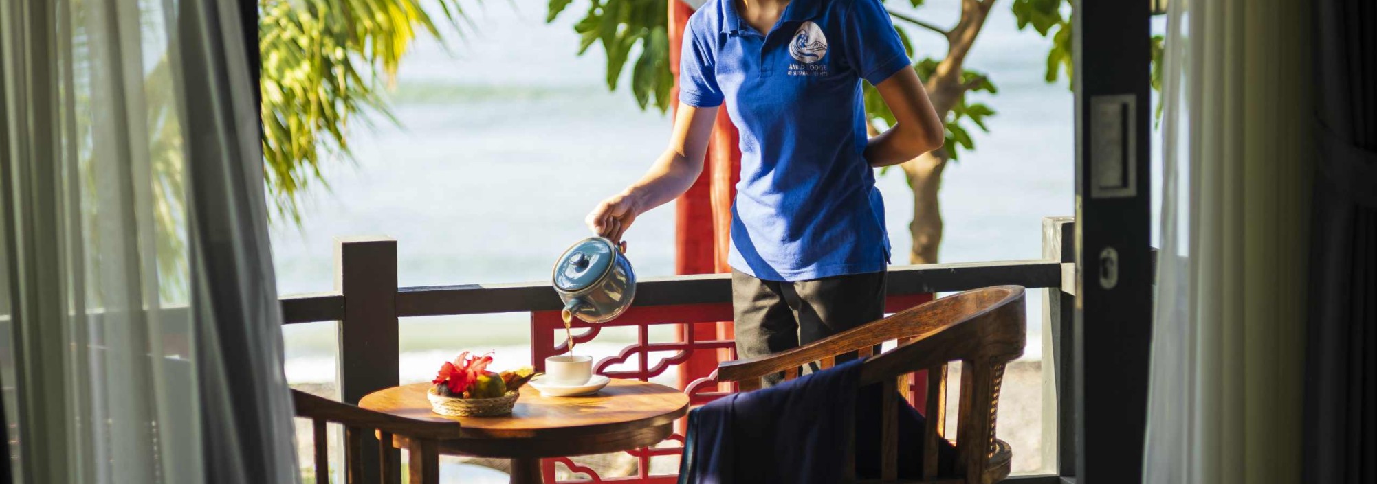 amed-lodge-tea-time-balcony-balitravel