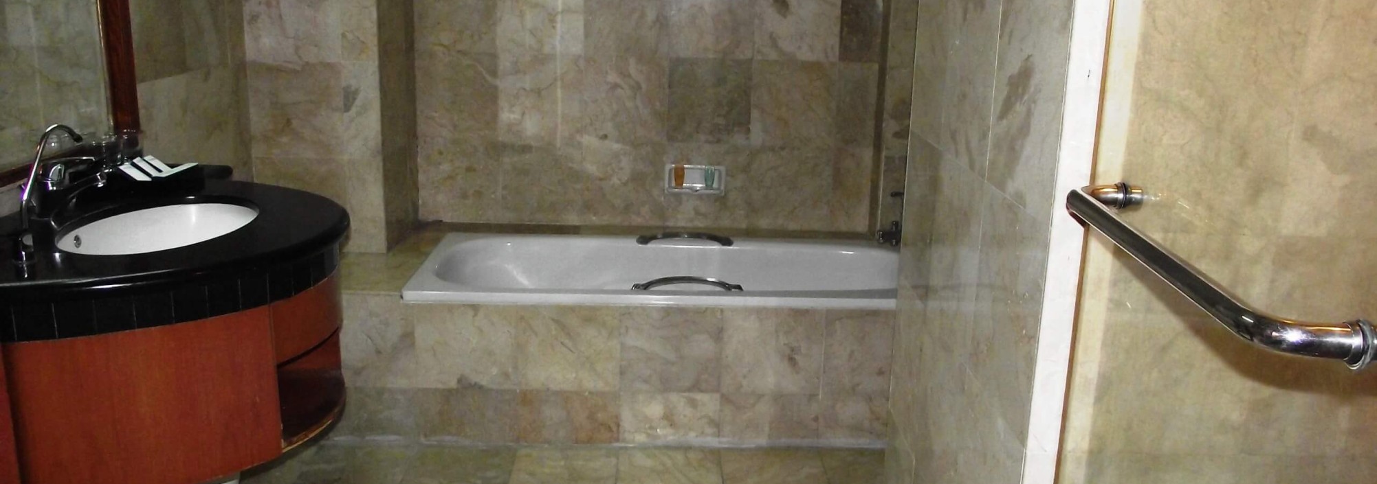 badkamer-le-polonia-hotel-medan-sumatra-balitravel