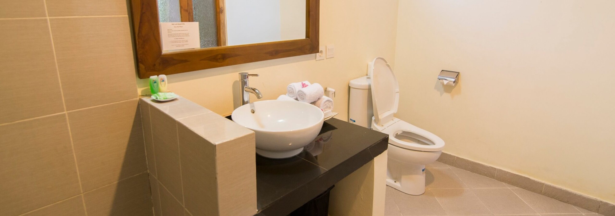 badkamer-standaard-kamer-puri-sari-beach-hotel-labuan-bajo