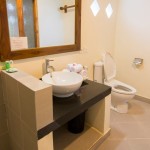 badkamer-standaard-kamer-puri-sari-beach-hotel-labuan-bajo