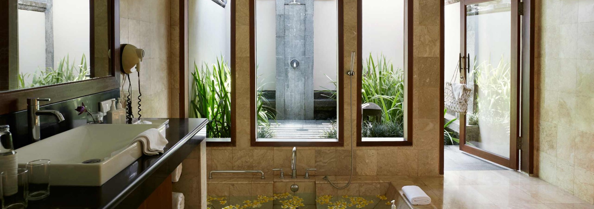 badkamer-ubud-chalet-kamandalu-balitravel