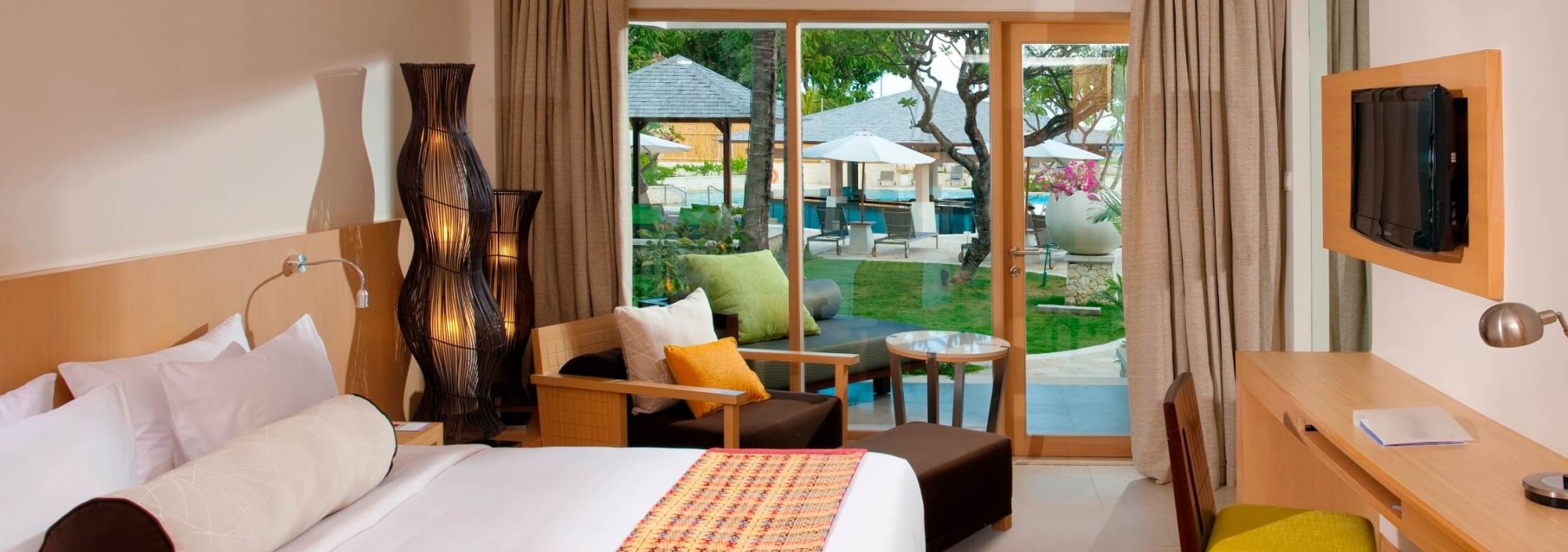 deluxe-pool-access-holidayinn-baruna-tuban-balitravel