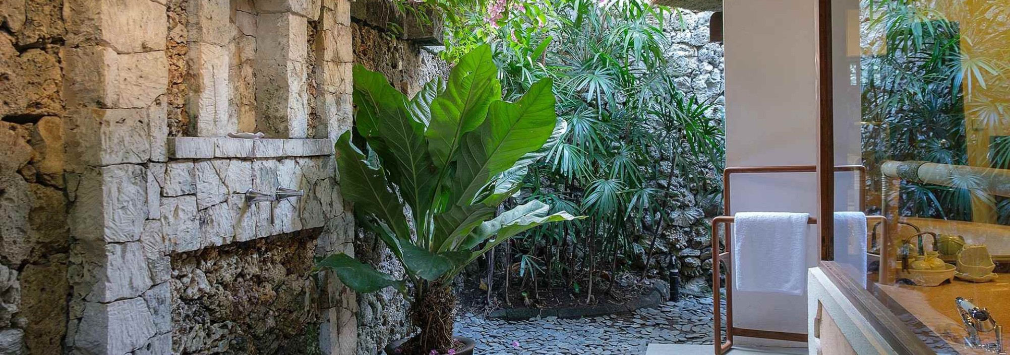 douche-bungalow-tandjung-sari-bali-travel