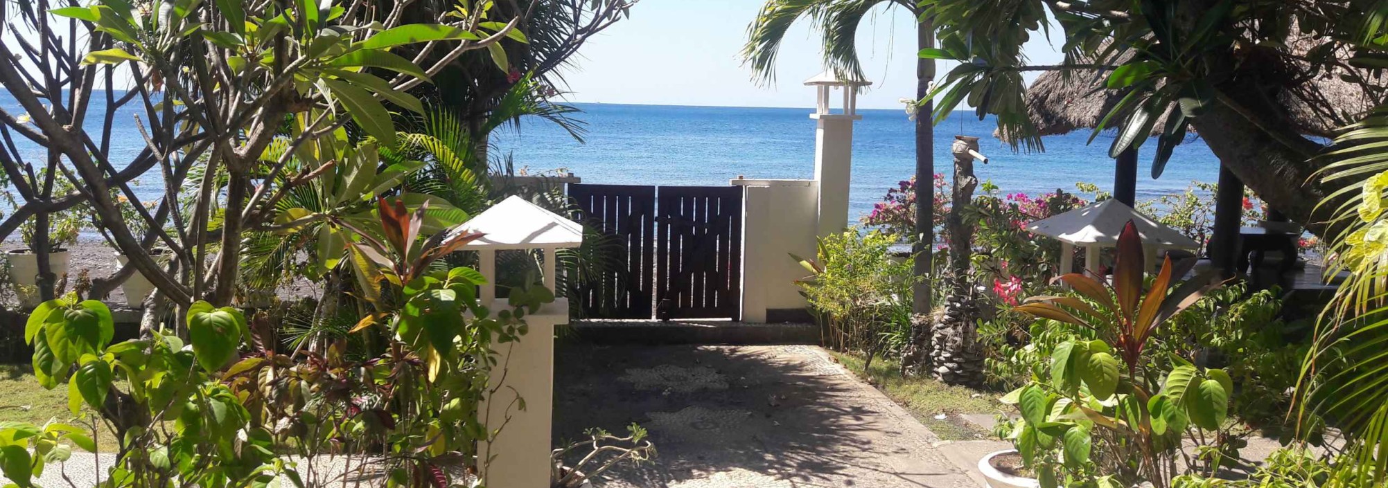 entree-zee-kembali-beach-bungalows-amed-balitravel