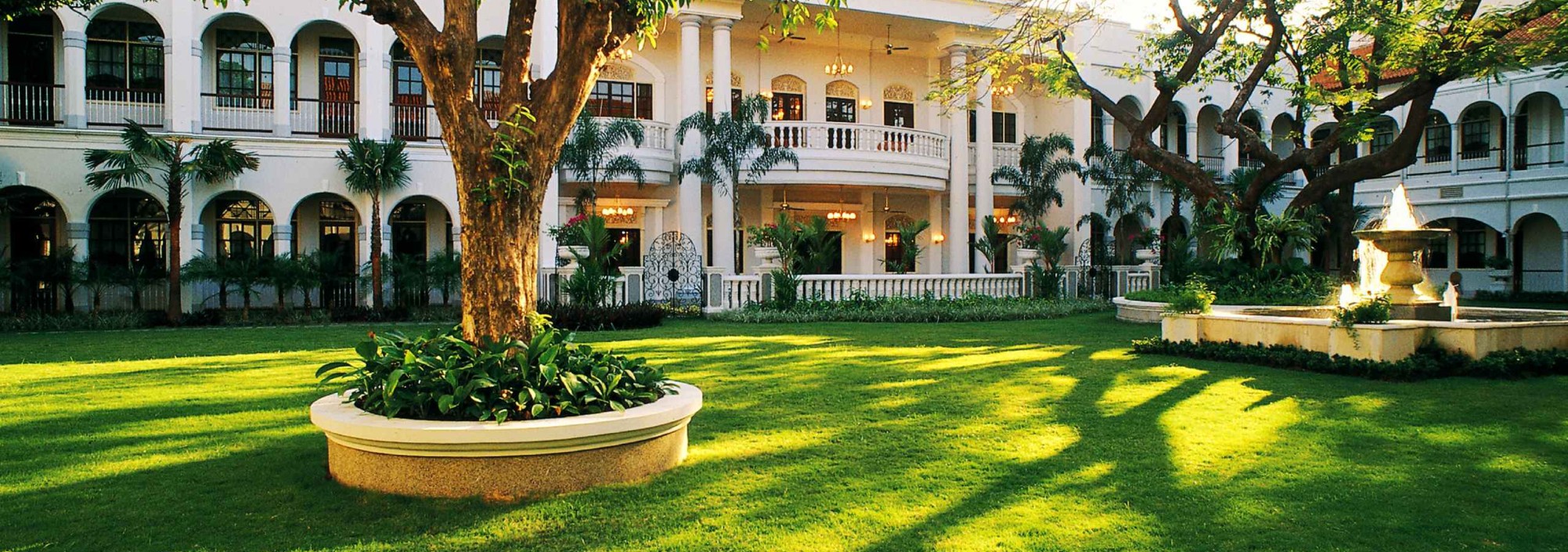 front-majapahit-surabaya-balitravel