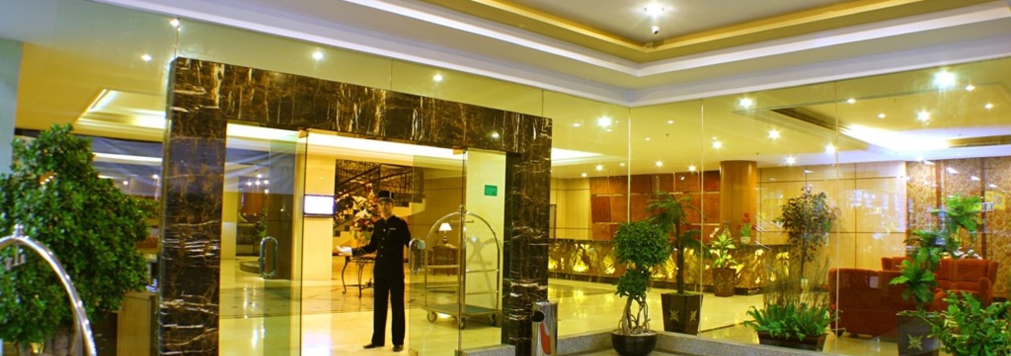 front-rocky-plaza-hotel-padang