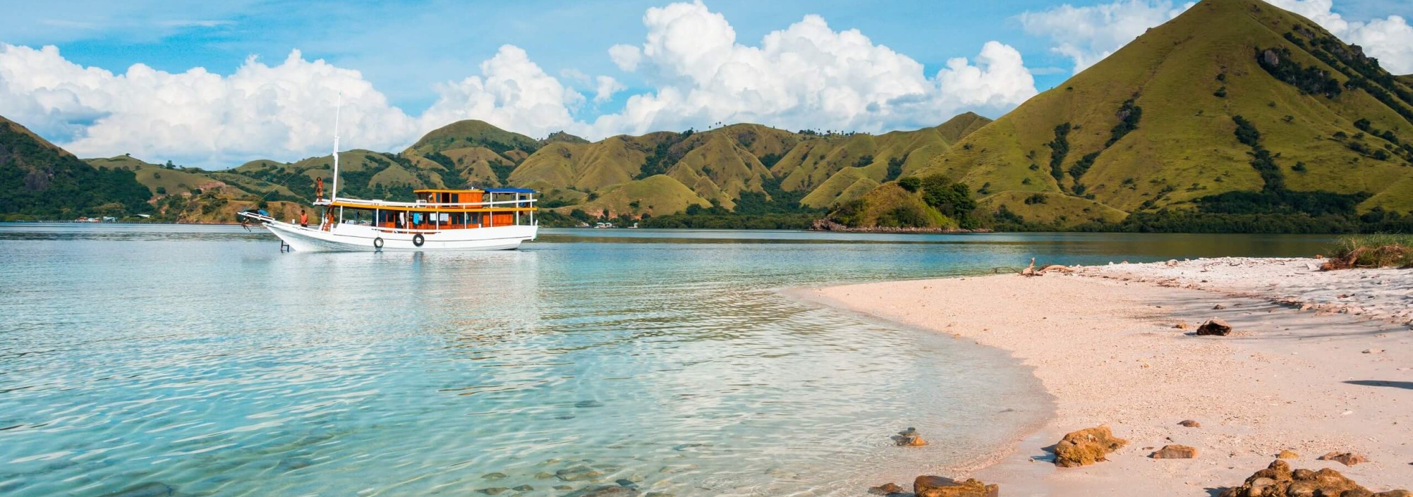 komodo-eilanden-boot-varaan-de-kleine-sunda-eilanden-1