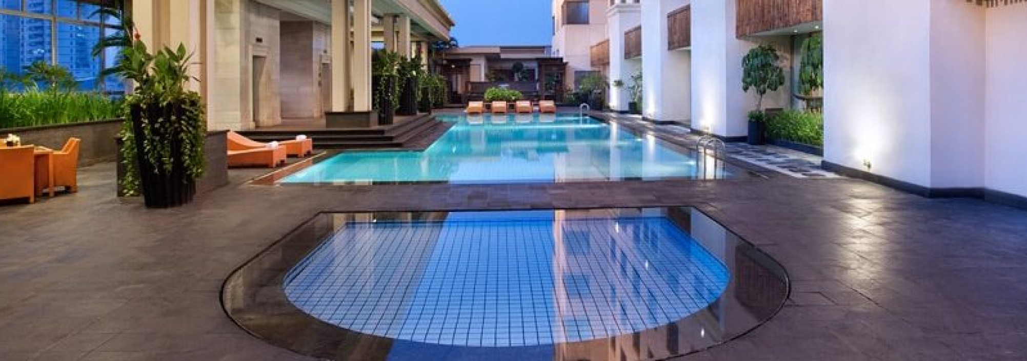 le-grandeur-poolside-jakarta-balitravel-1