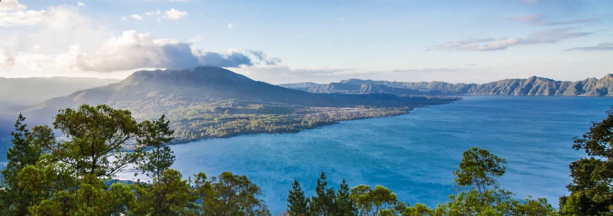 panoramisch-uitzicht-batur-vulkaan-kintamani-kratermeer