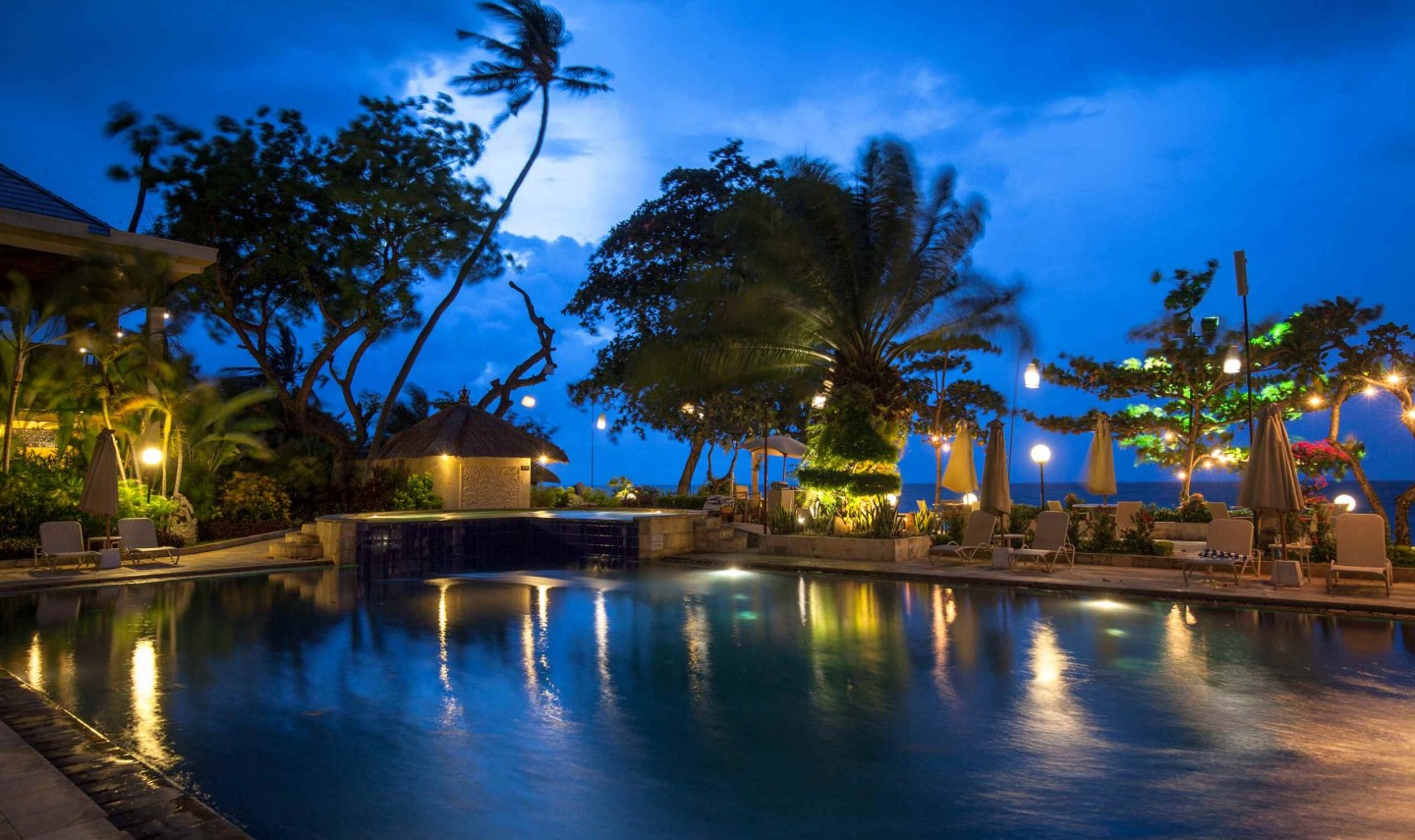 pool-night-the-lovina-balitravel