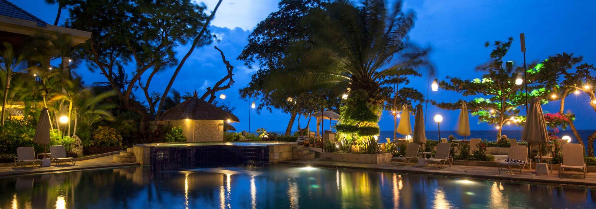 pool-night-the-lovina-balitravel