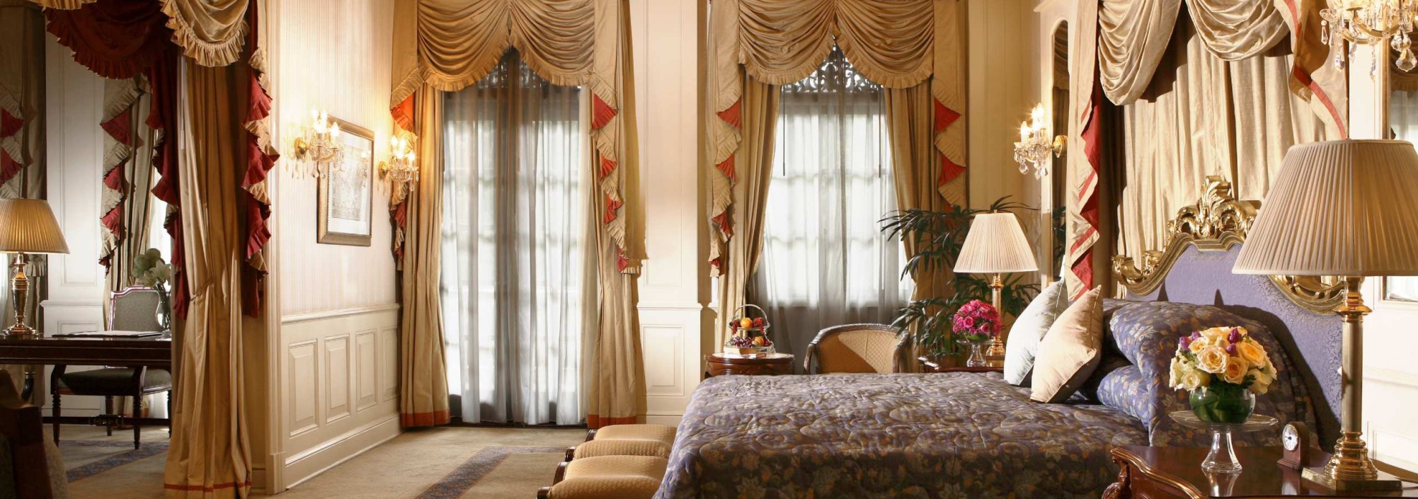 presidential-suite-master-bedroom-majapahit-surabay-balitravel