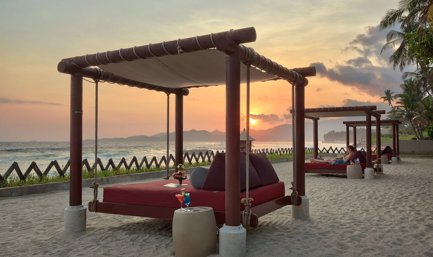 relax-bed-strand-rama-candidasa-resort-bali-travel