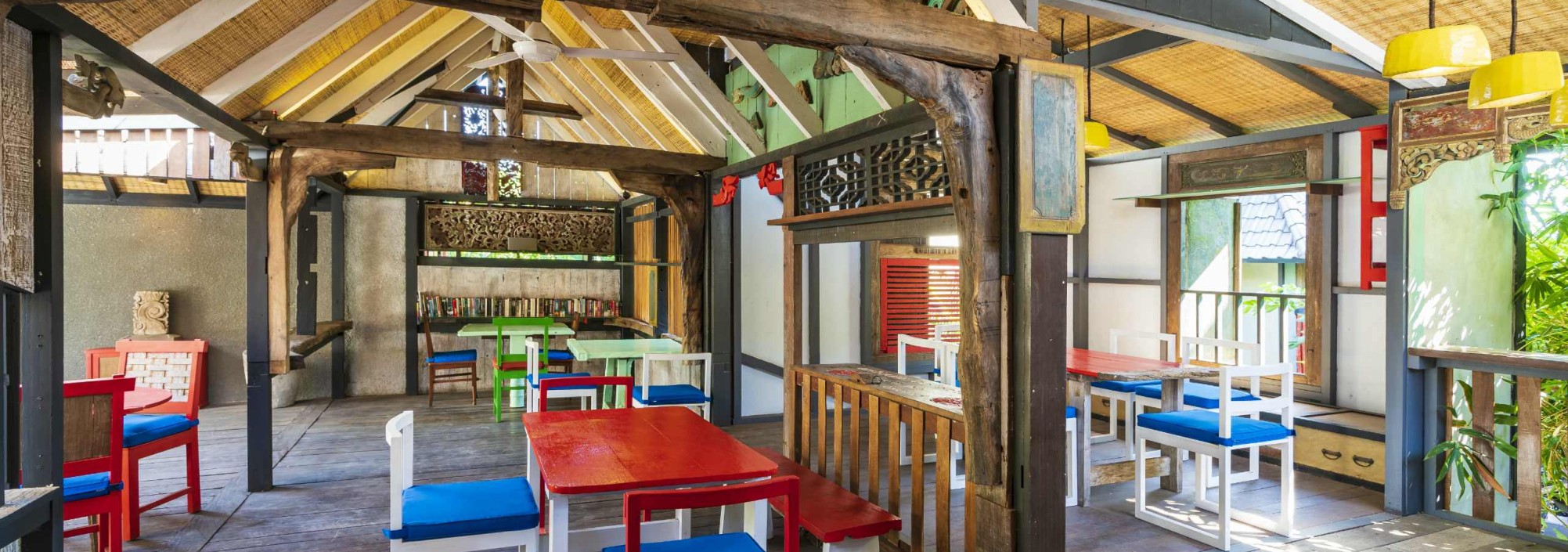 restaurant-amed-lodge-bali-travel