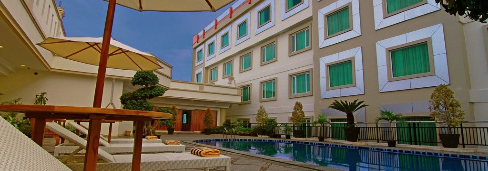 rocky-plaza-padang-sumatra-1