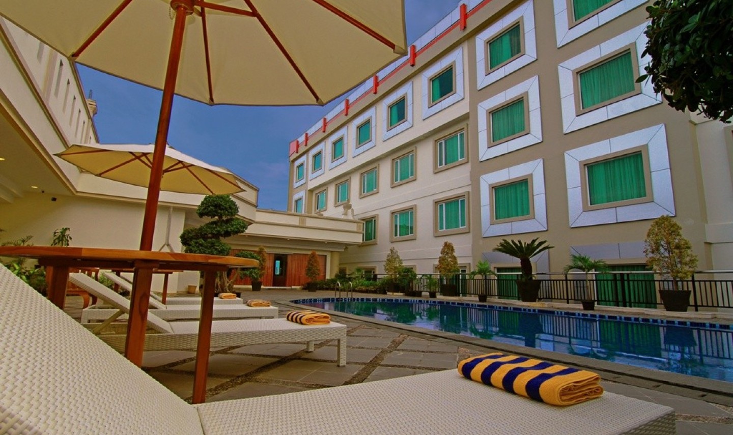 rocky-plaza-padang-sumatra-2