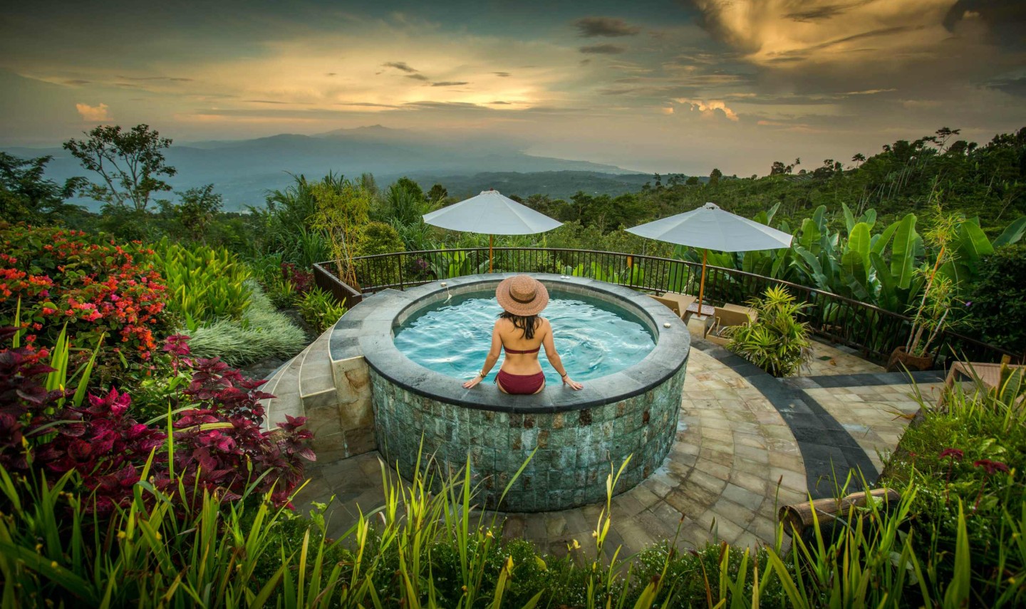 sitting-jacuzzi-munduk-mooding-plantation-balitravel