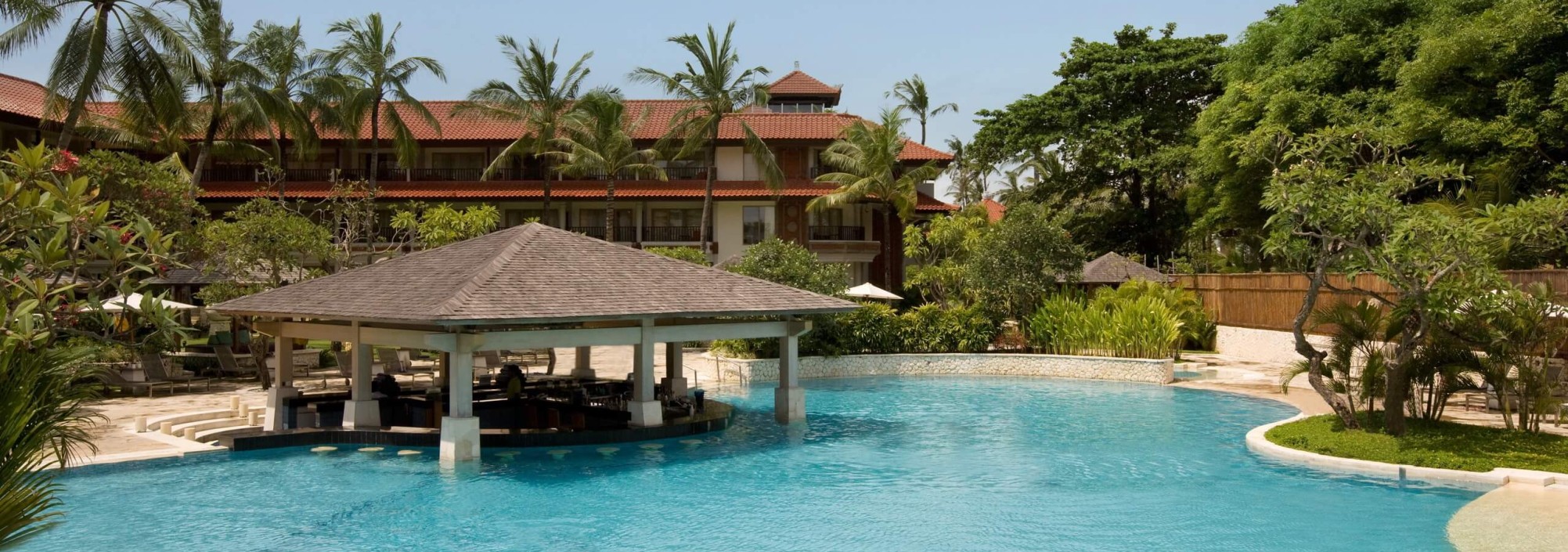 swimming-pool-holiday-inn-baruna-balitravel-2