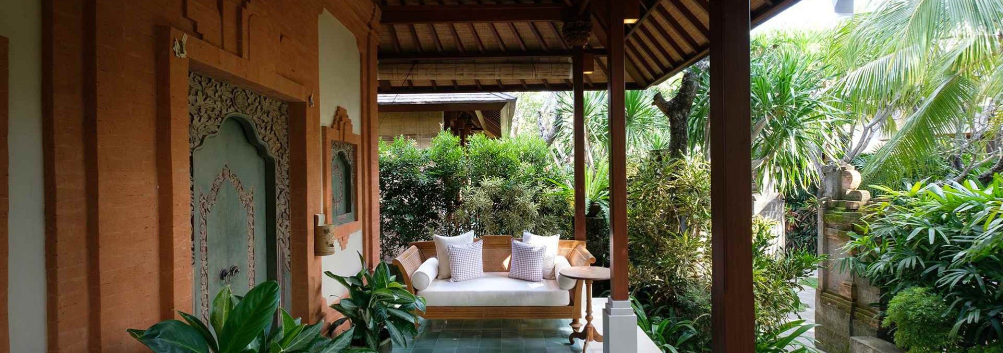 terras-bungalow-tandjung-sari-bali-travel