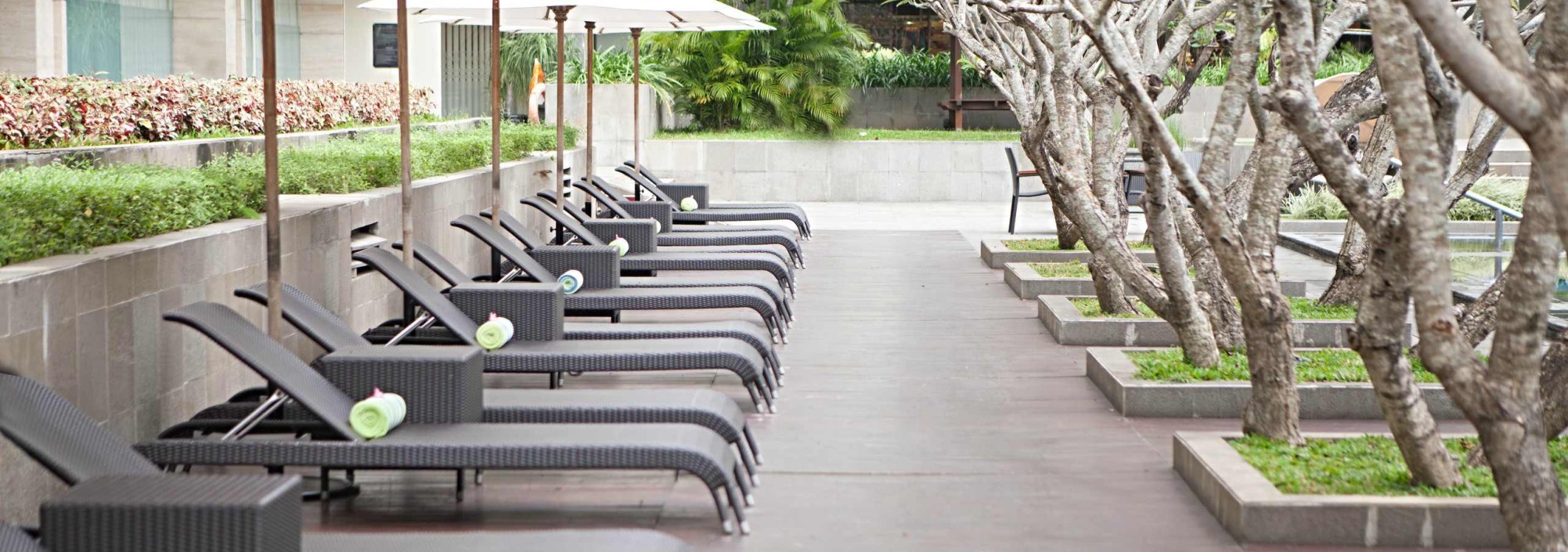 terras-zwembad-royal-ambarrukmo