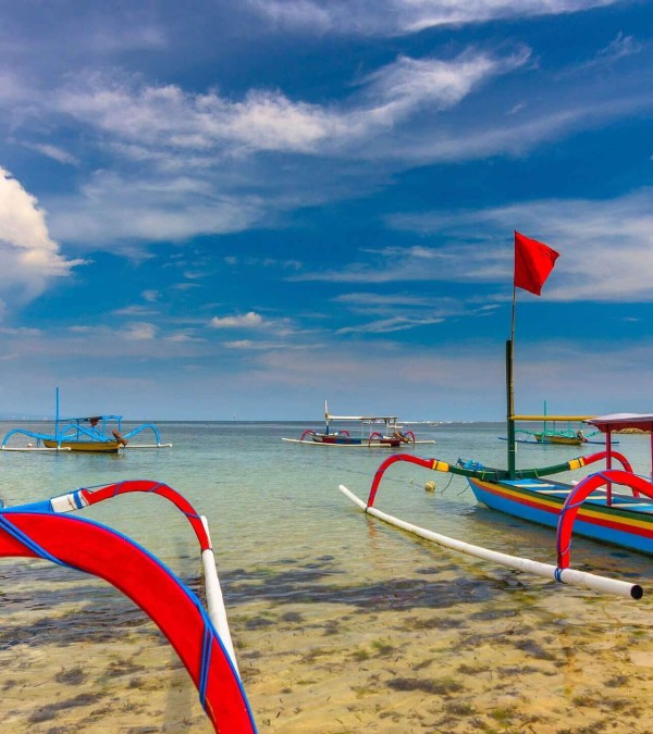 traditionele-vissersboten-strand-sanur-bali-1