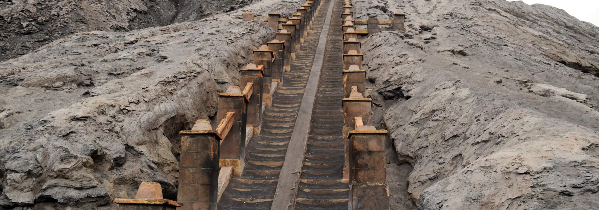 trap-naar-de-krater-van-de-bromo-vulkaan-java-balitravel