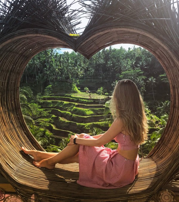 vrouw-geniet-vanuitzicht-ubud-balitravel