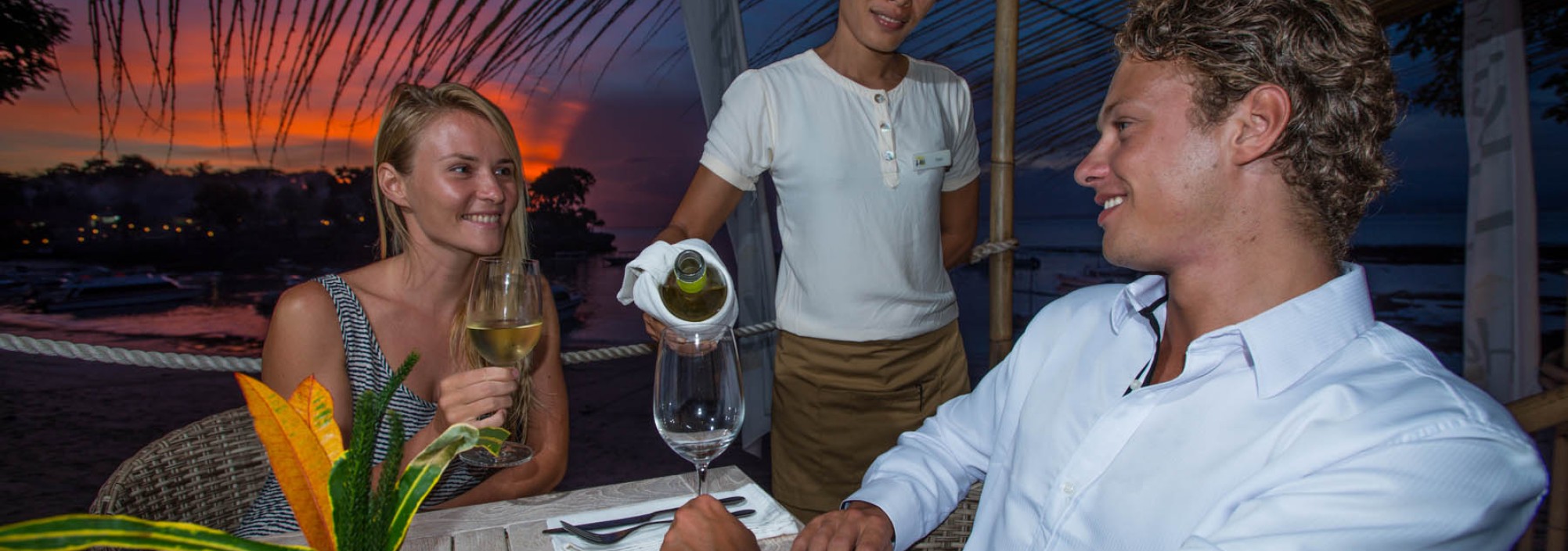 wine-and-dine-hai-tide-beach-resort-nusa-lembongan-balitravel