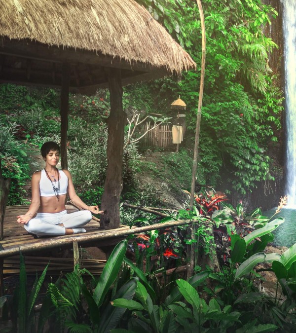 yoga-bij-waterval-bali-indonesie-balitravel