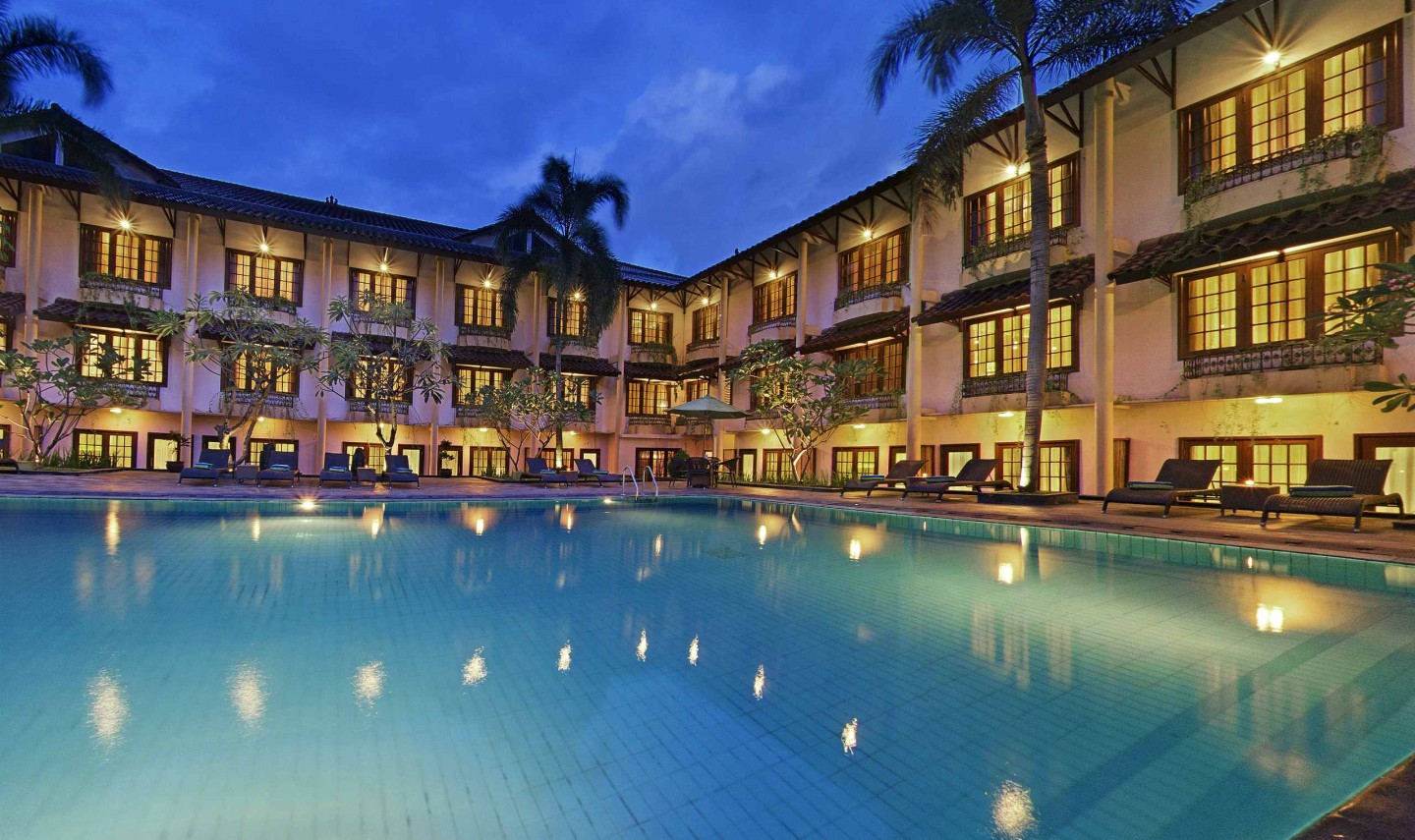 zwembad-avond-prime-plaza-hotel-jogyakarta-balitravel