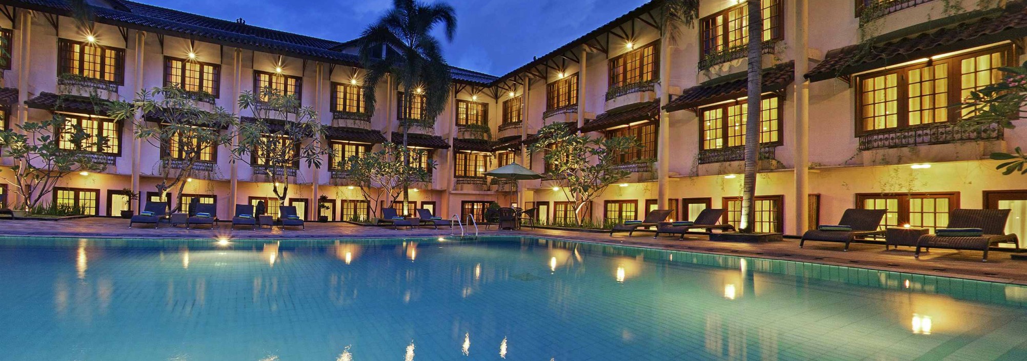 zwembad-avond-prime-plaza-hotel-jogyakarta-balitravel