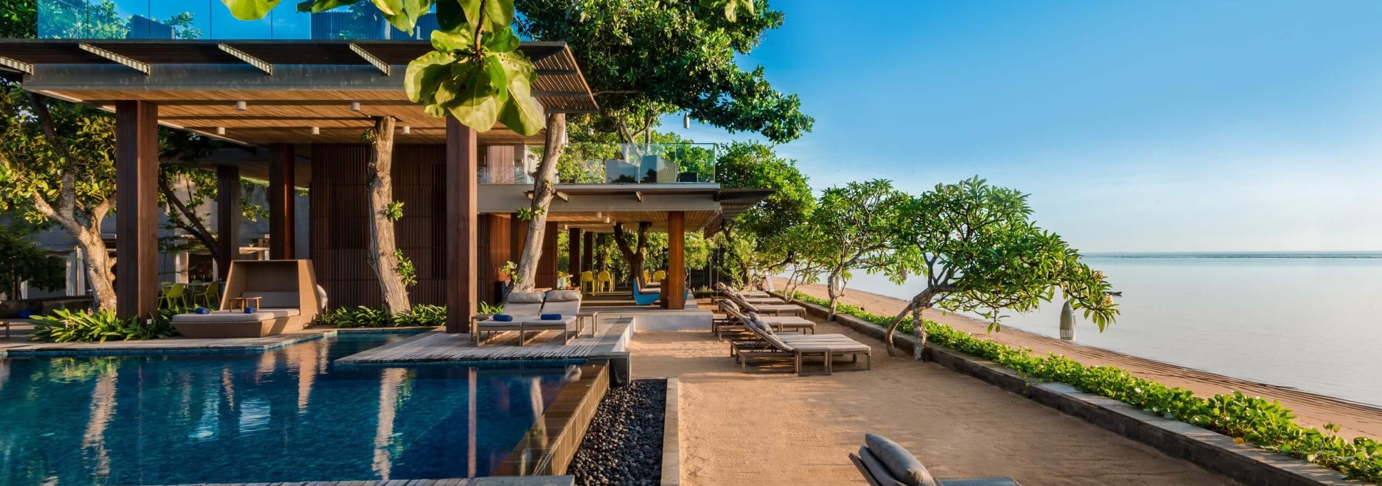 zwembad-en-tree-bar-maya-sanur-resort-balitravel-2