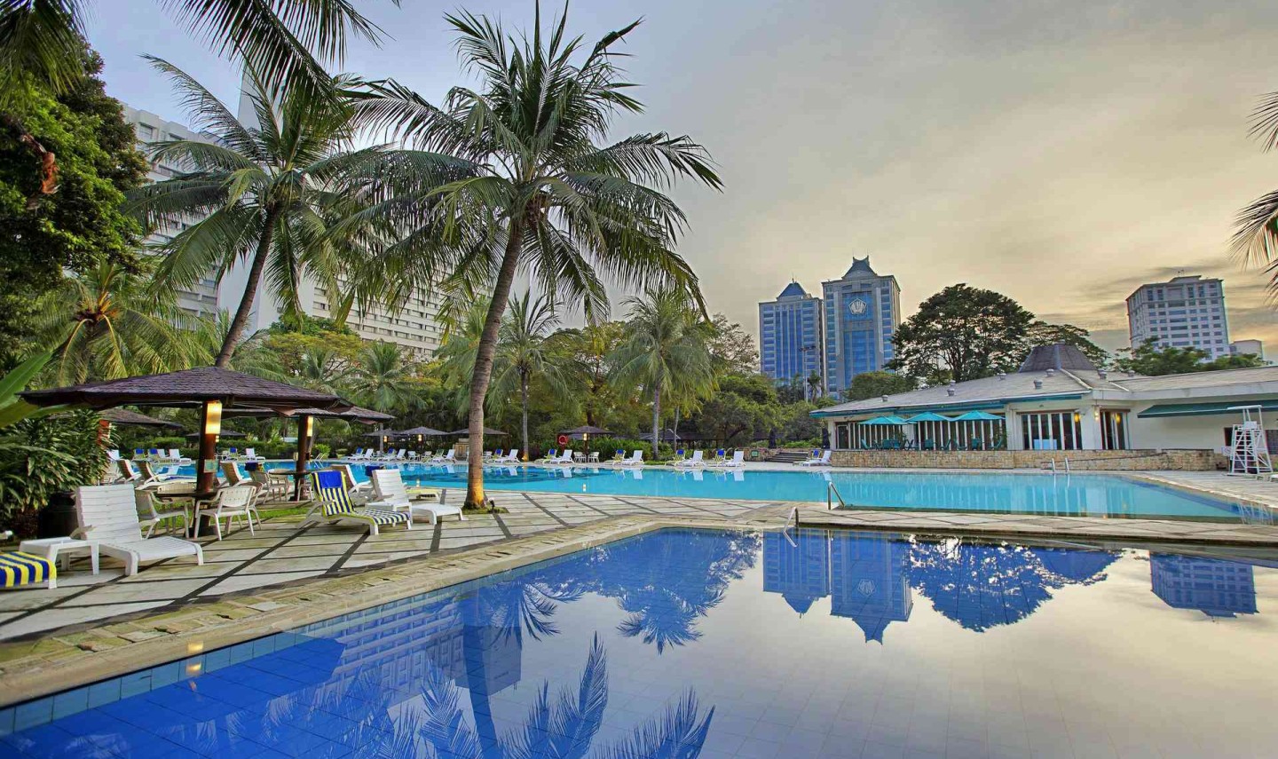 zwembad-hotel-borobudur-jakarta-balitravel