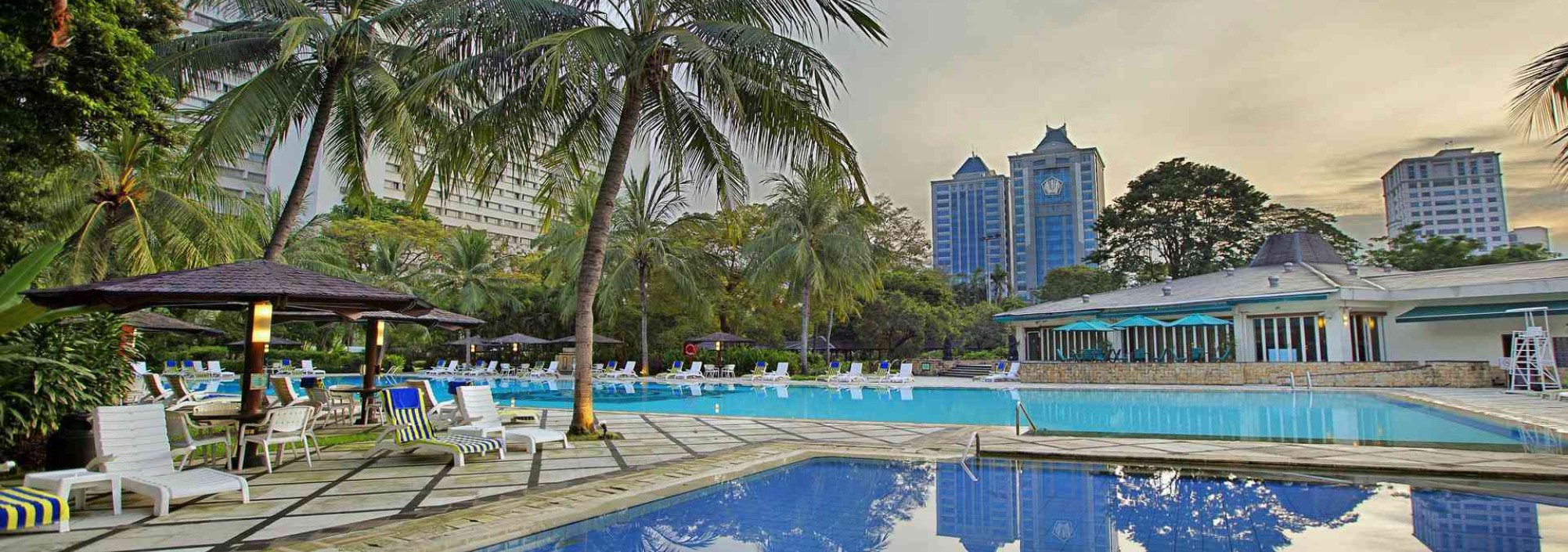 zwembad-hotel-borobudur-jakarta-balitravel