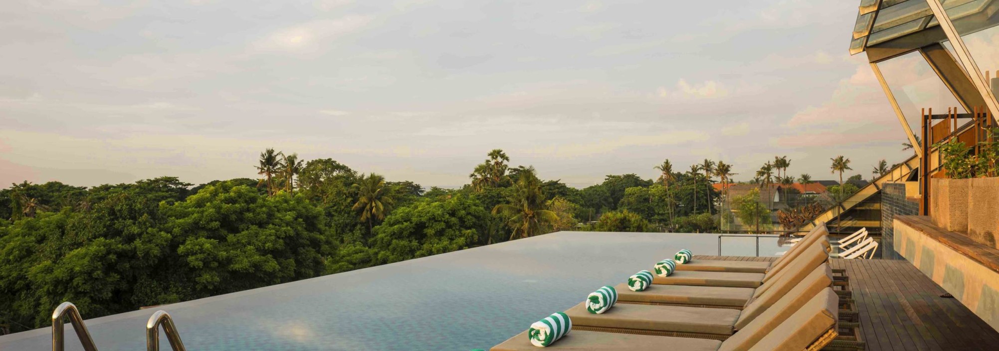 zwembad-hotel-srtotel-sanur-balitravel