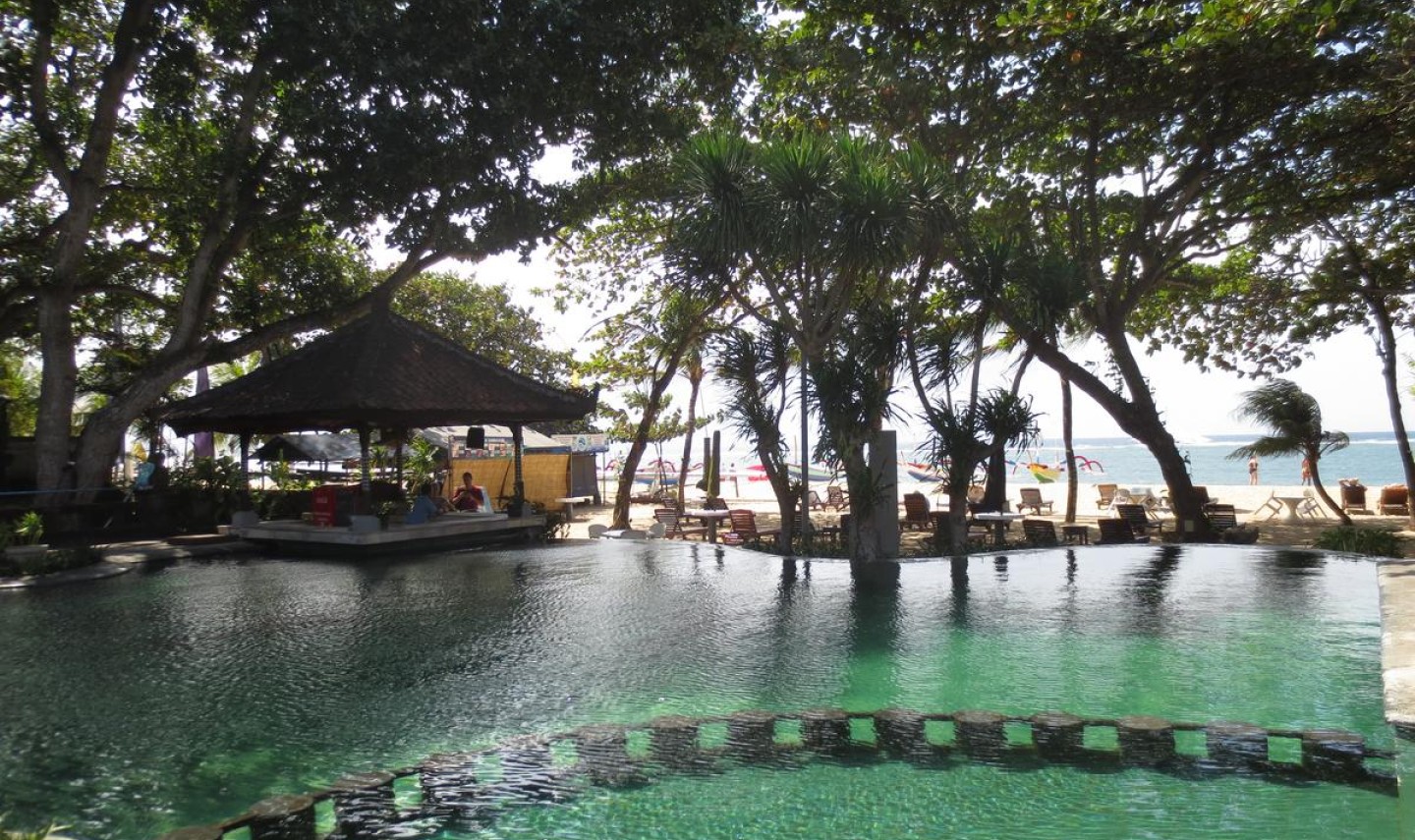 zwembad-strand-besakih-beach-hotel-bali-1